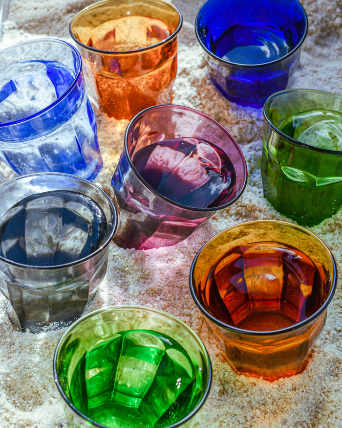 Verre à cocktail transparent et coloré